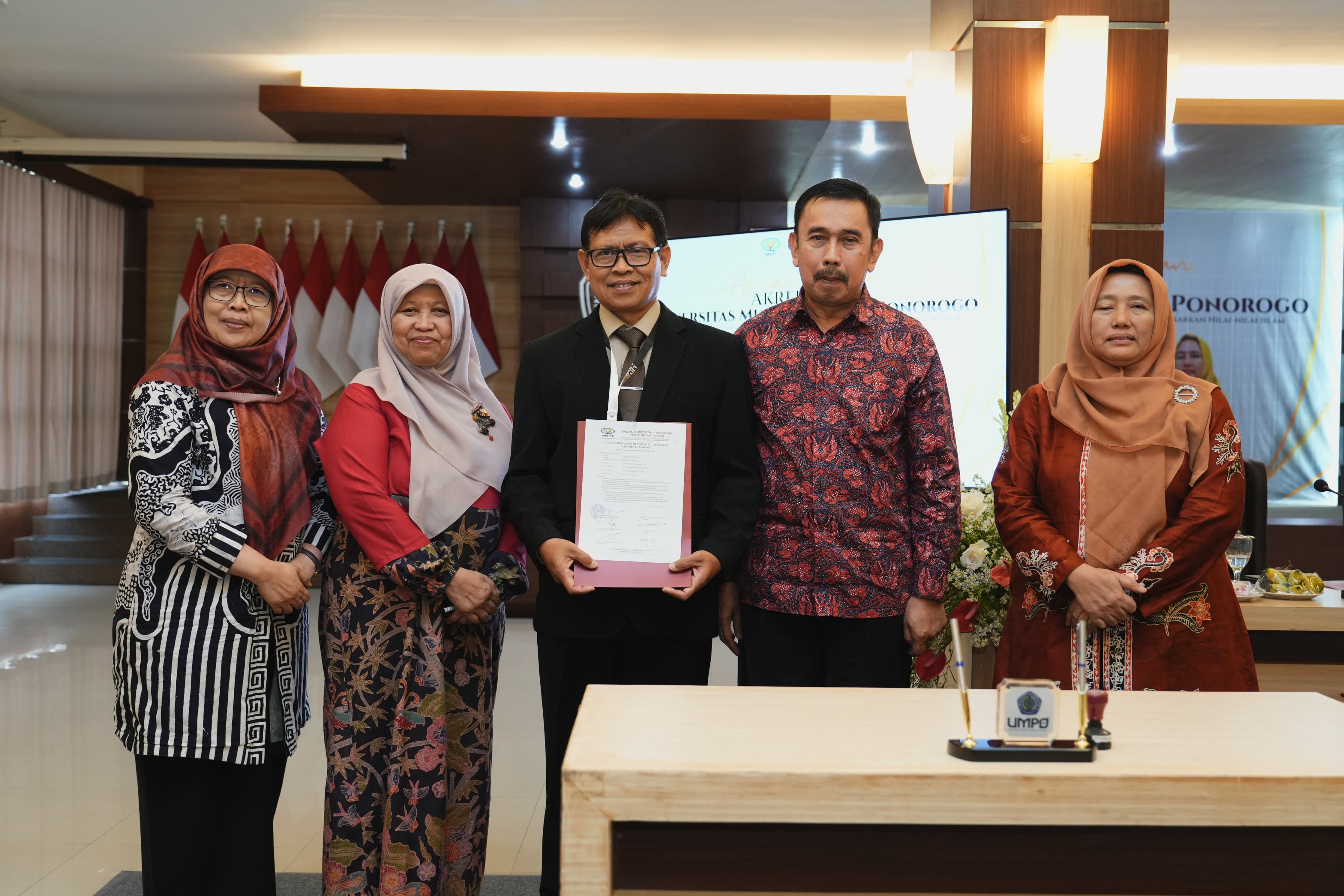 Rektor UMPO Dr Rido Kurnianto (tengah) bersama Tim Asesor  BAN PT ketika proses Asesmen lapangan APT.