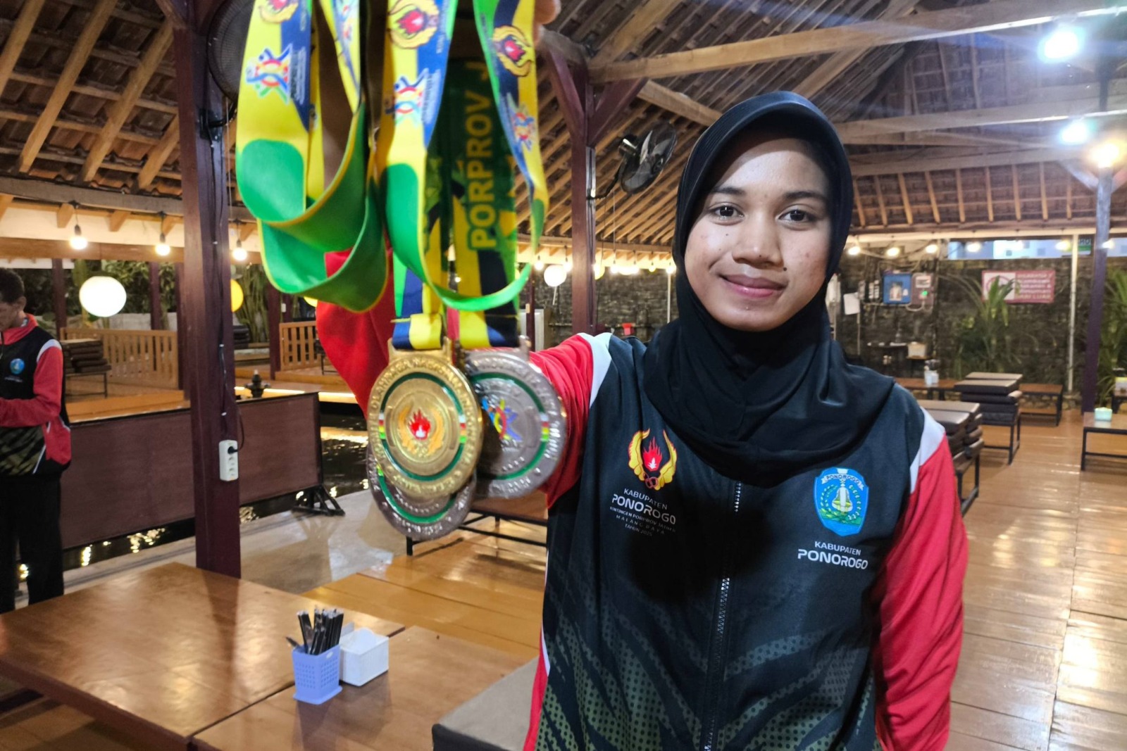 Berliana Putri Wijaya, atlet panjat tebing, tunjukkan medali emas Porprov Jatim 2025&mdash;simbol prestasi atlet Ponorogo. FOTO: SUGENG DWI N/RADAR PONOROGO