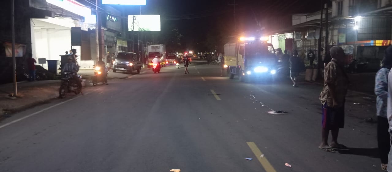 Lokasi kecelakaan beruntun yang melibatkan pemotor tabrak pejalan kaki dan menghantam mobil pick up di Arjowinangun, Pacitan.  FOTO: ISTIMEWA