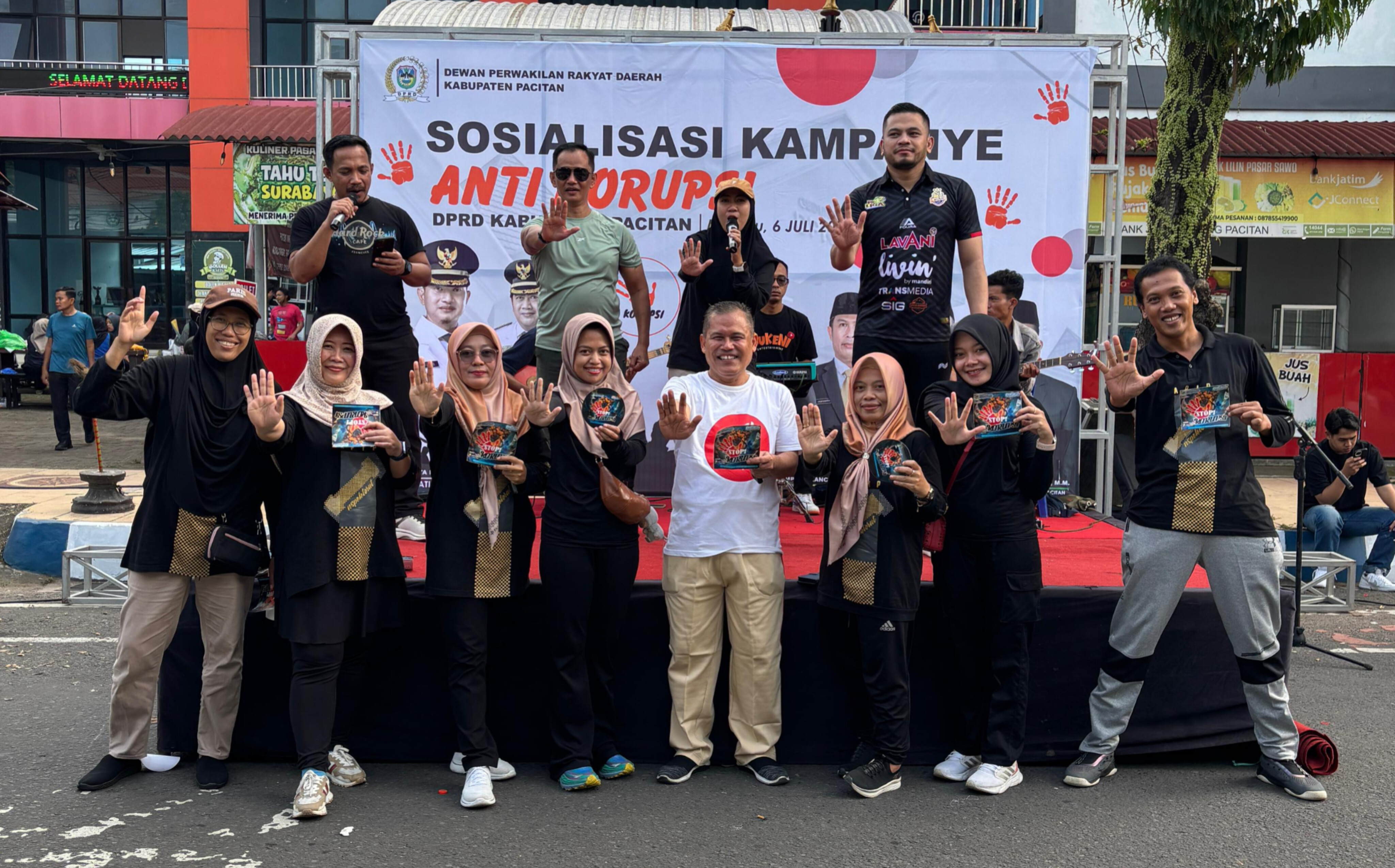 Inspektorat Pacitan menggelar kampanye antikorupsi melalui kegiatam jalan sehat di kawasan alun-alun. FOTO: ISTIMEWA