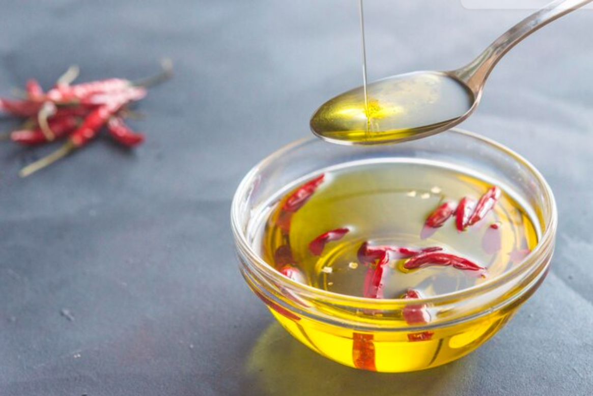 Bikin chili oil awet sebulan cuma pakai cabai kering? Gampang banget!