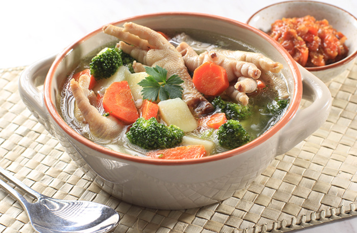 Sop ayam rumahan ini cocok banget buat nemenin hari dingin atau lagi rindu masakan emak.