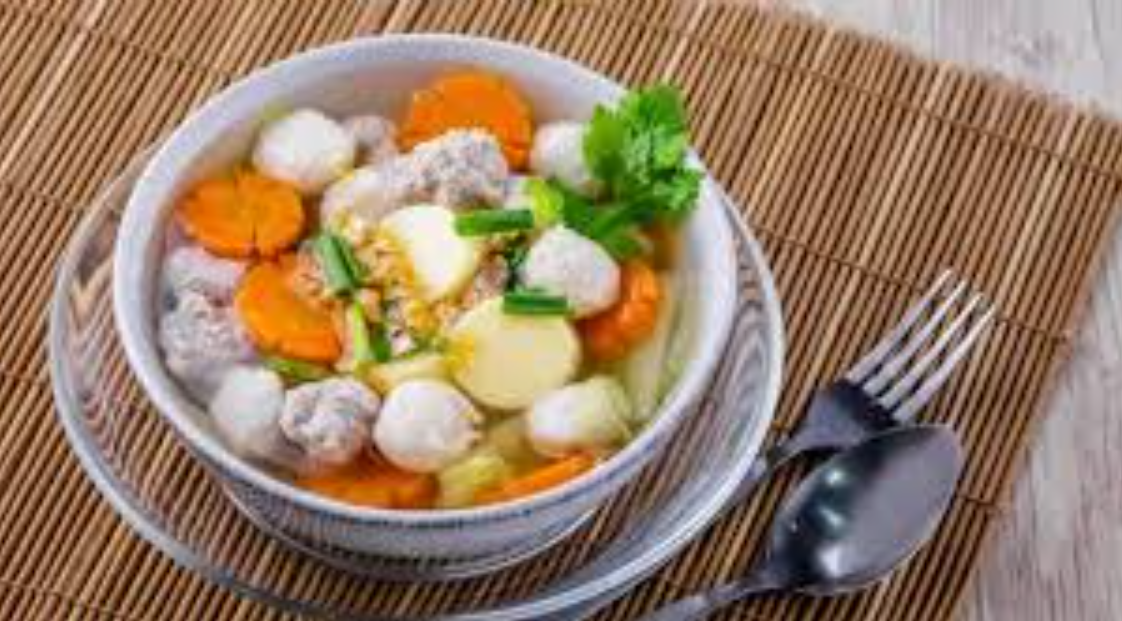Menu andalan emak-emak cerdas: sop bakso simple tapi bikin anak nambah terus!