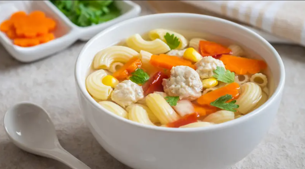Satu mangkok sop makaroni = kenyang, enak, dan bikin anak-anak nggak rewel makan!