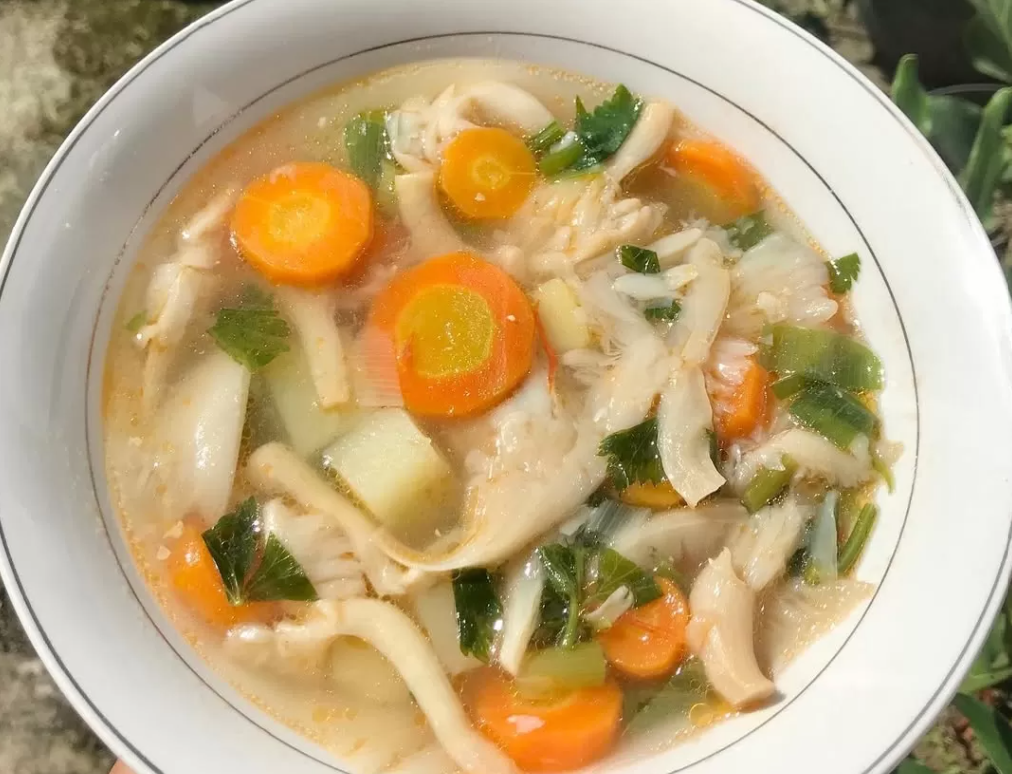 Tanpa daging, tetap gurih! Sop jamur ini bukti kalau sayur juga bisa seenak itu!