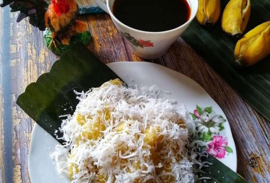 Pisang rebus balut kelapa, camilan sehat yang legit dan gurih.