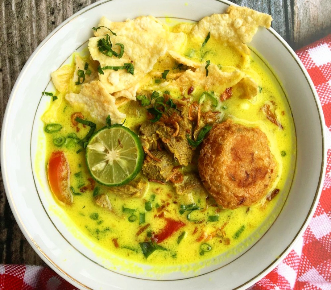 Soto Kuning Bogor yang gurih berempah.
