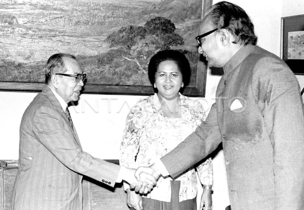Wapres pertama RI Moh Hatta (kiri) didampingi Rahmi Hatta (tengah) berjabat tangan dengan Menteri Baja dan Pertambangan India Biju Patnaik di Jakarta, Rabu 7 Maret 1979.