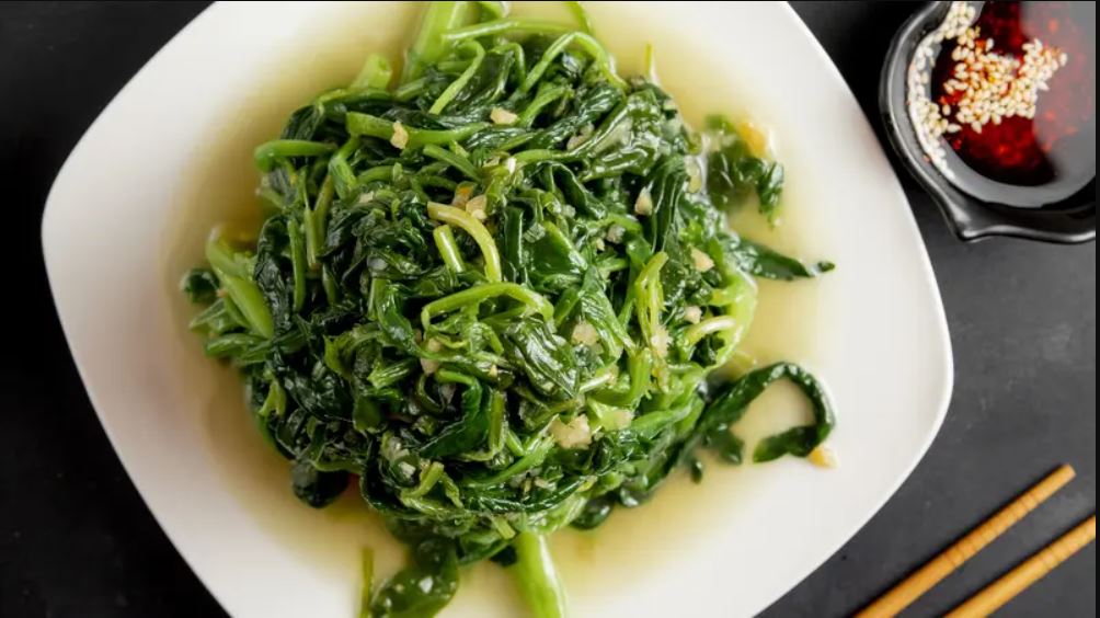 Lauk rumahan paling gampang tapi bikin nambah nasi? Coba resep tumis kangkung bawang putih ini&mdash;5 bahan, 5 menit langsung siap santap!