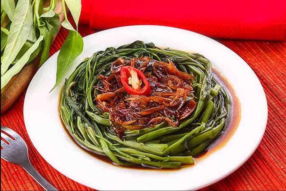 Mau masak cepat tapi tetap enak? Coba Tumis Kangkung Saus Tiram ini. Rasanya gurih manis ala restoran, bikinnya nggak pakai ribet!