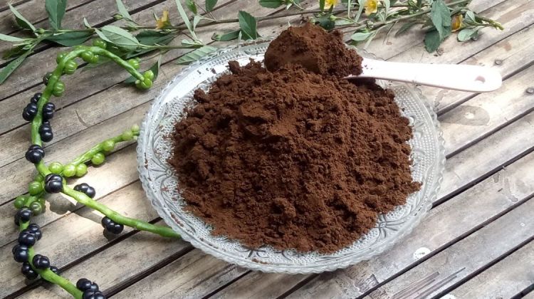 Ilustrasi membuat bubuk kopi tradisional.