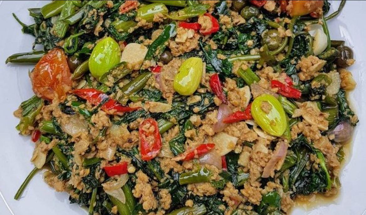 Gurih, pedas, dan khas Sunda banget! Tumis Kangkung Oncom ini bikin nambah nasi terus!