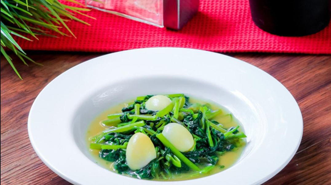 Tumis kangkung telur puyuh, menu sehat kaya protein yang praktis banget! Cuma butuh 15 menit, rasanya dijamin bikin nagih!&nbsp;