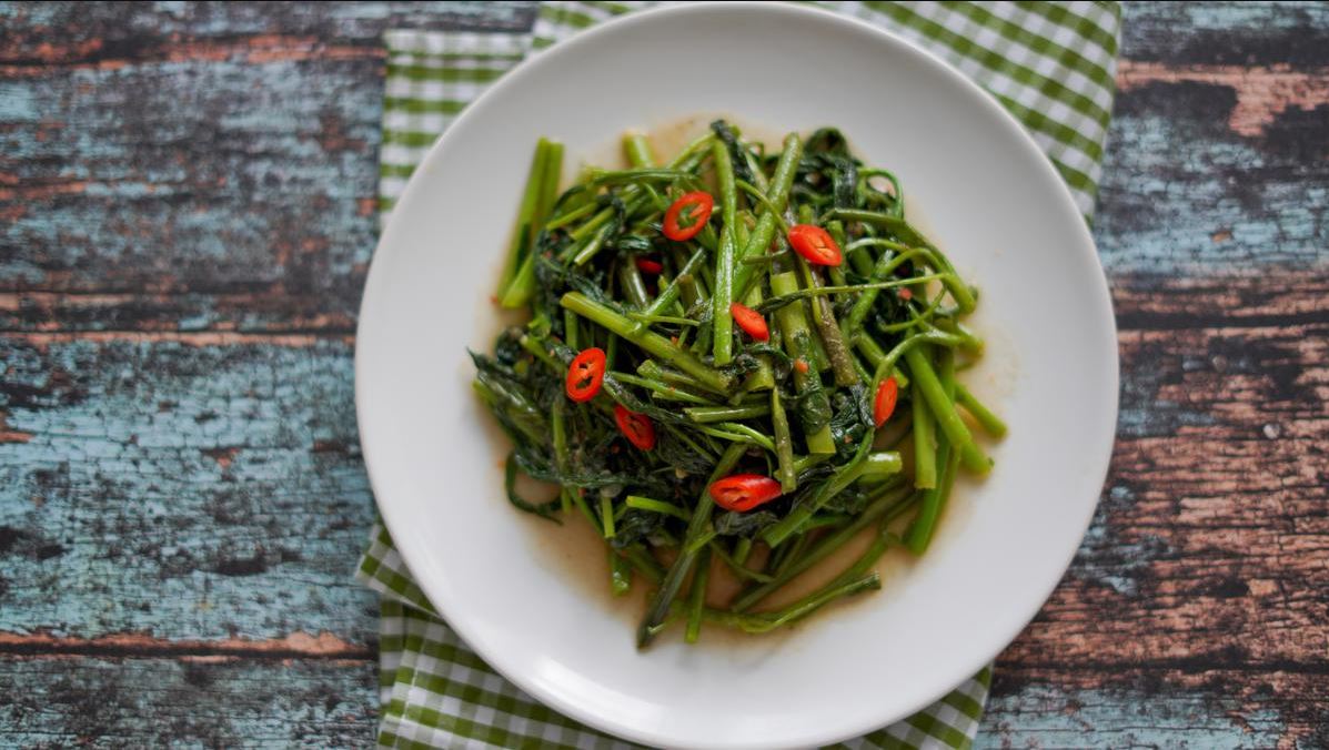 Sayur simpel tapi pedasnya nampol? Cobain Tumis Kangkung Terasi Pedas ini, wangi terasinya dijamin bikin tetangga ngiler!