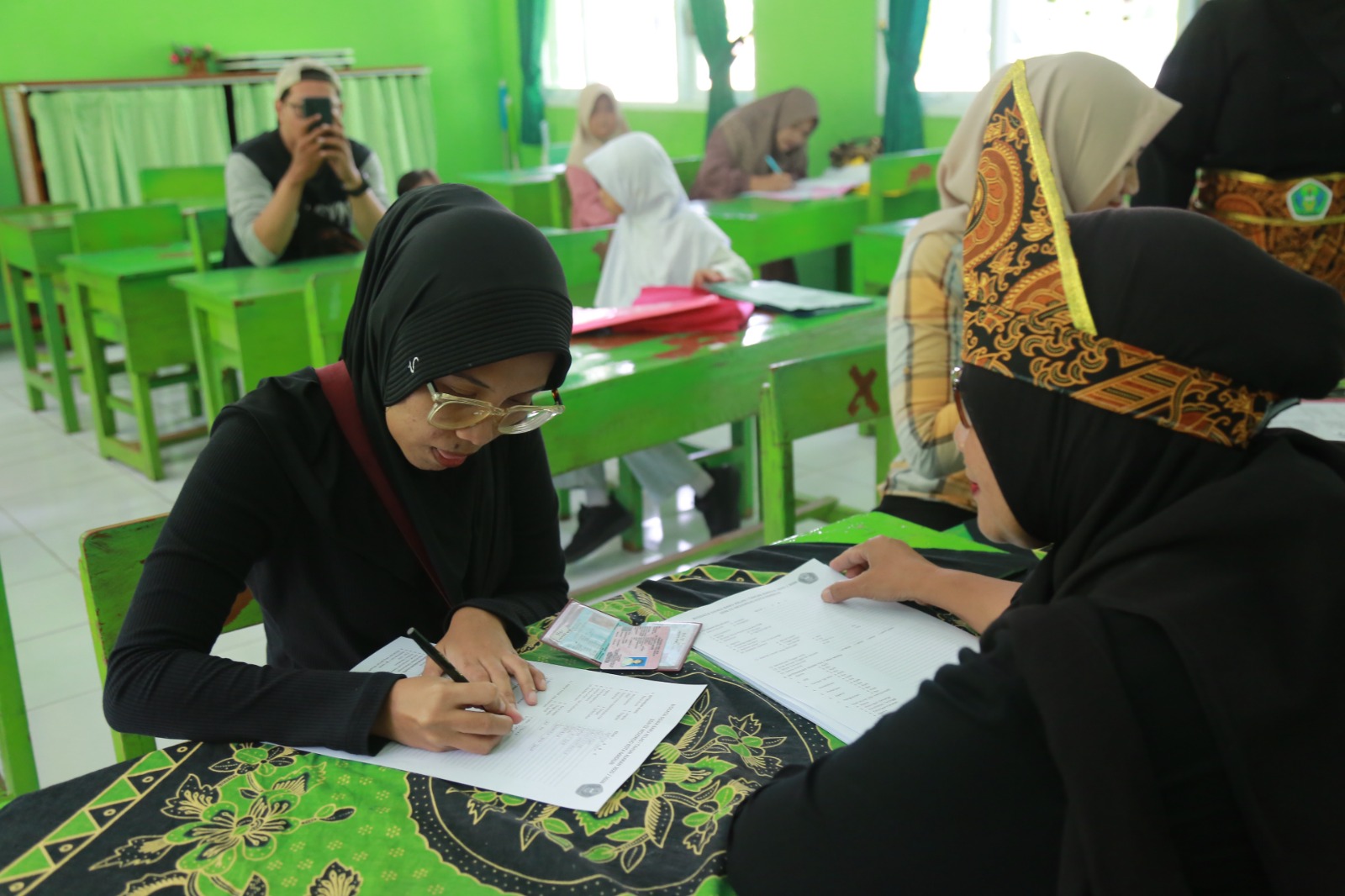 Para wali murid melakukan proses daftar ulang untuk anaknya di SD dan SMP negeri di Kota Madiun. FOTO: BAGAS BIMANTARA/RADAR MADIUN