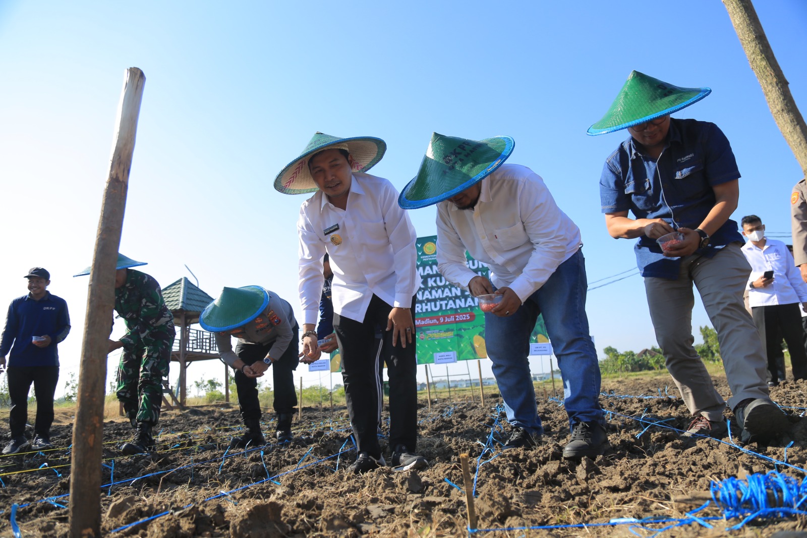 Kapolres Madiun Kota AKBP Wiwin Junianto Supriyadi, Wawali F Bagus Panuntun bersama dengan para pihak menanam jagung di lahan tidur seluas 1,4 hektare, kemarin (9/7). BAGAS BIMANTARA/RADAR MADIUN