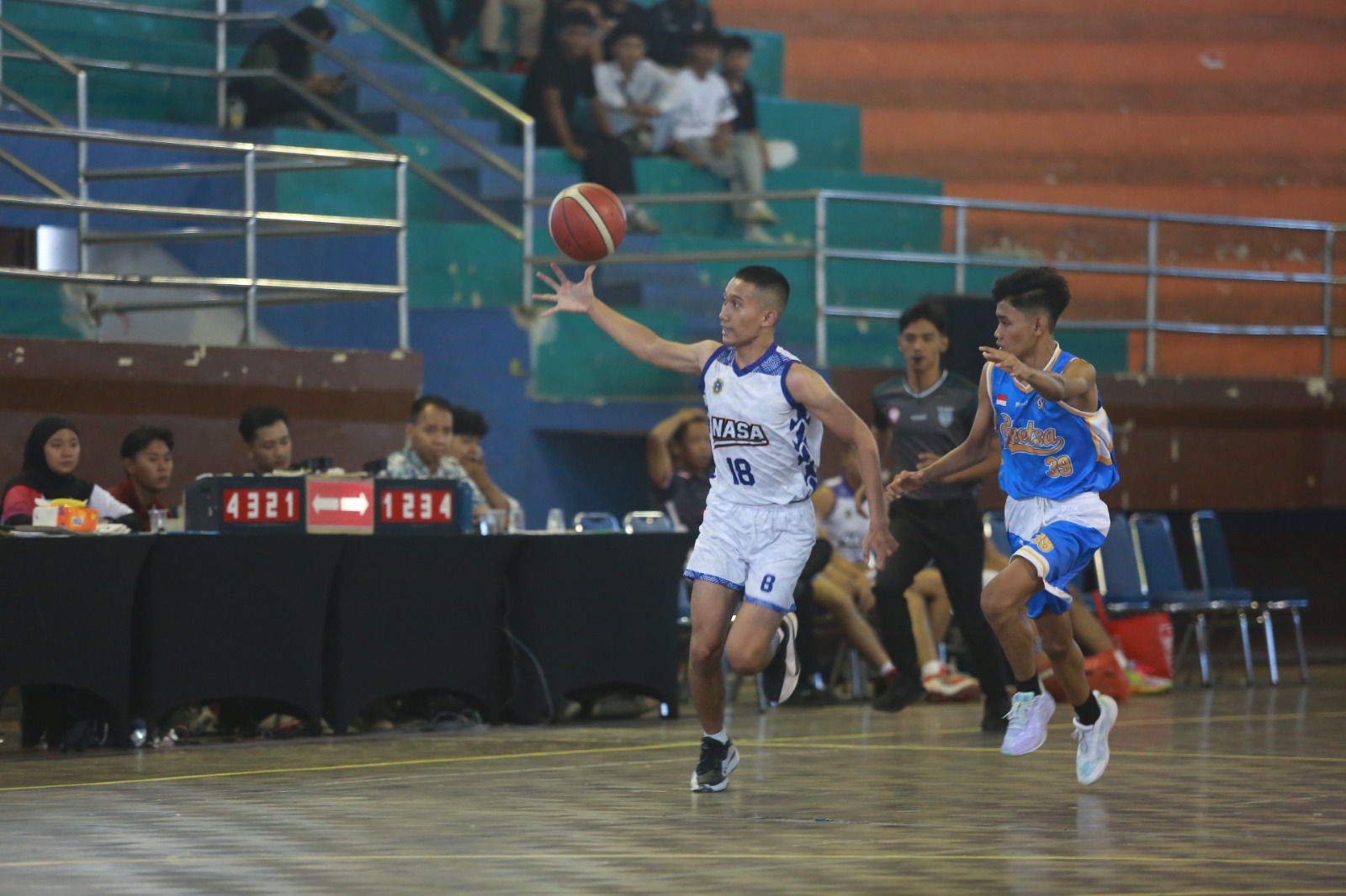 Puluhan tim dari berbagai sekolah mengikuti kejuaraam basket pelajar dalam Wali Kota Cup 2025 di GOR Wilis. FOTO: BAGAS BIMANTARA/JAWA POS RADAR MADIUN