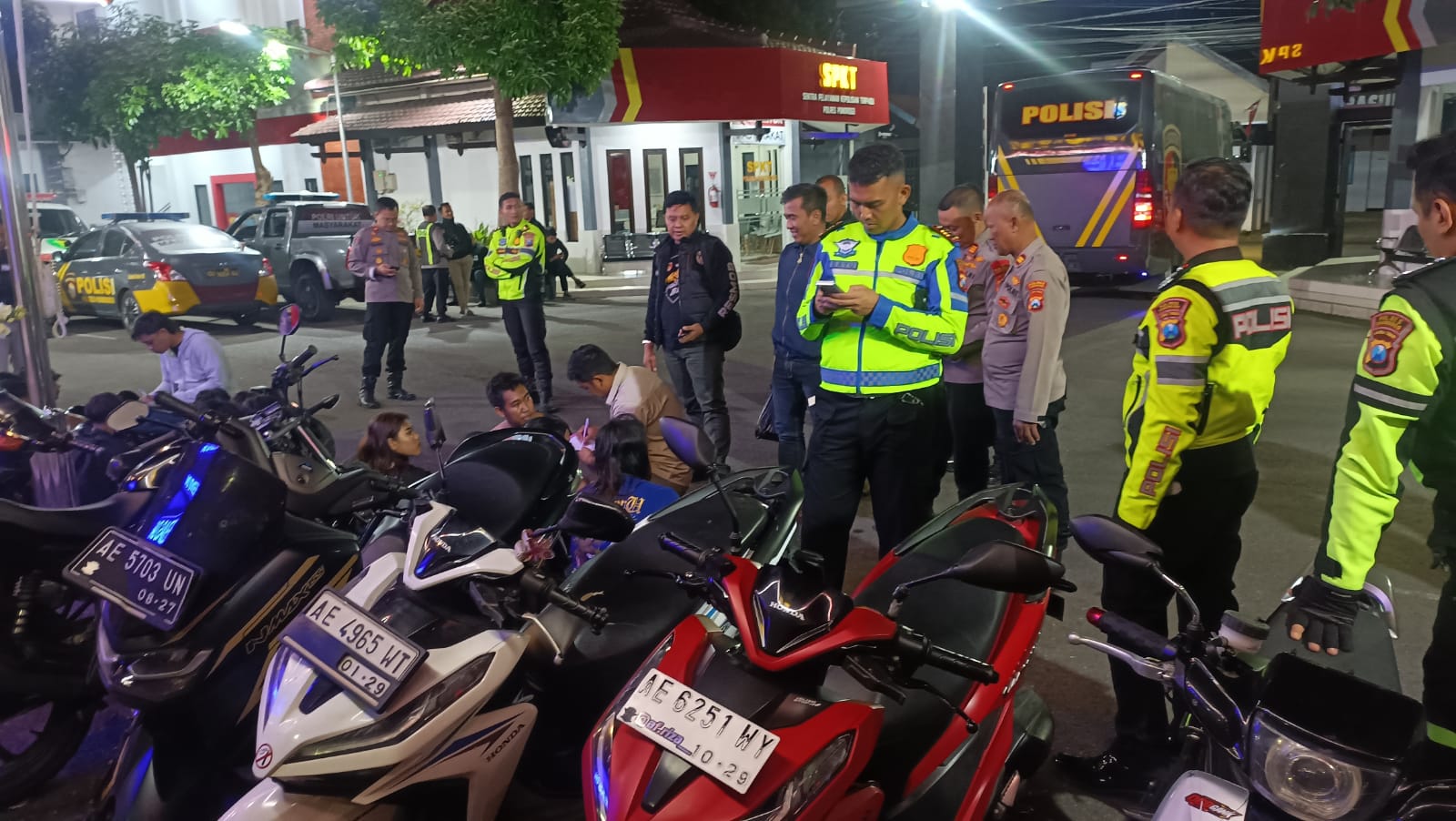 Polres Ponorogo mengamankan 13 remaja yang konvoi di jalan kota pukul 04.00, Selasa (8/7). FOTO:  POLRES UNTUK JAWA POS RADAR PONOROGO