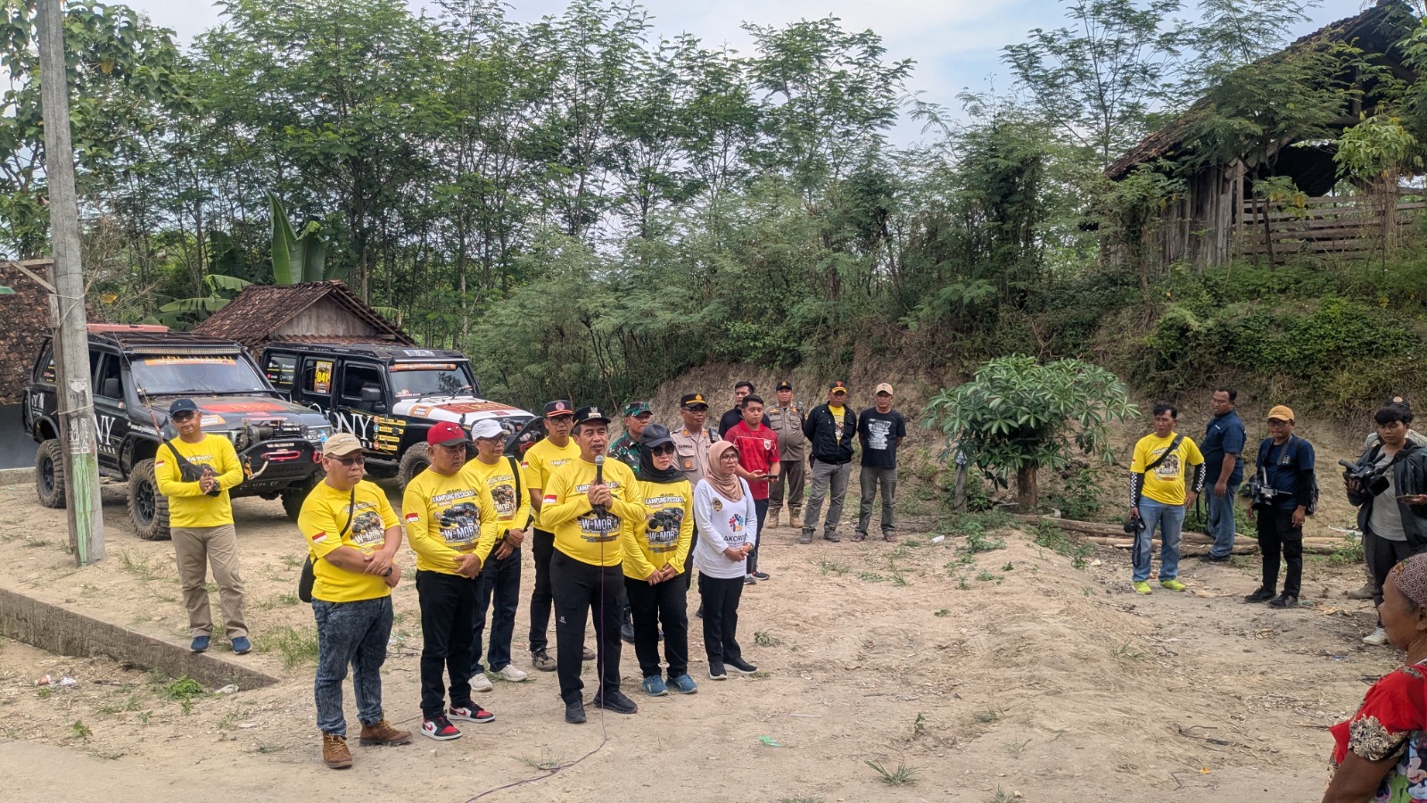 Bupati Madiun Hari Wuryanto saat meninjau Dusun Kebonduren, Desa Kenongorejo, Pilangkenceng beberapa waktu lalu. FOTO: DIAN RAHAYU/RADAR MADIUN