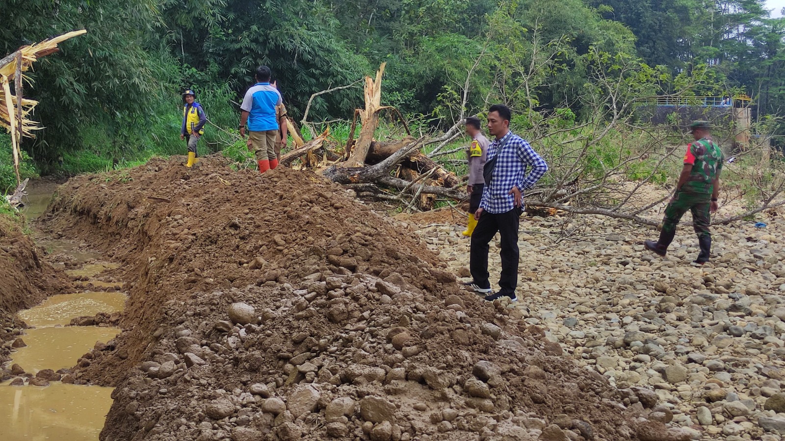 Pihak Pemdes Mlati bersama dengan Polsek Arjosari, BBWS Bengawan Solo serta DPUPR Pacitan meninjau pengerjaan saluran irigasi imbas ambrolnya check dam kemarin (9/7). FOTO: NUR CAHYONO/RADAR PACITAN