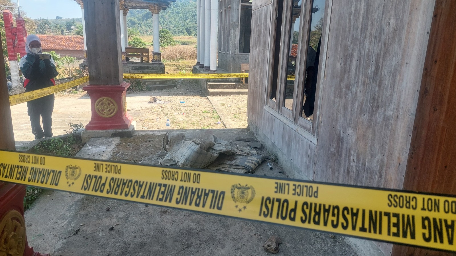 Sejumlah rumah warga dilaporkan rusak akibat bentrokan antara pesilat dengan masyarakat di Dusun Bandungan, Saradan, Madiun, Rabu (9/7) malam. FOTO: DIAN RAHAYU/RADAR MADIUN