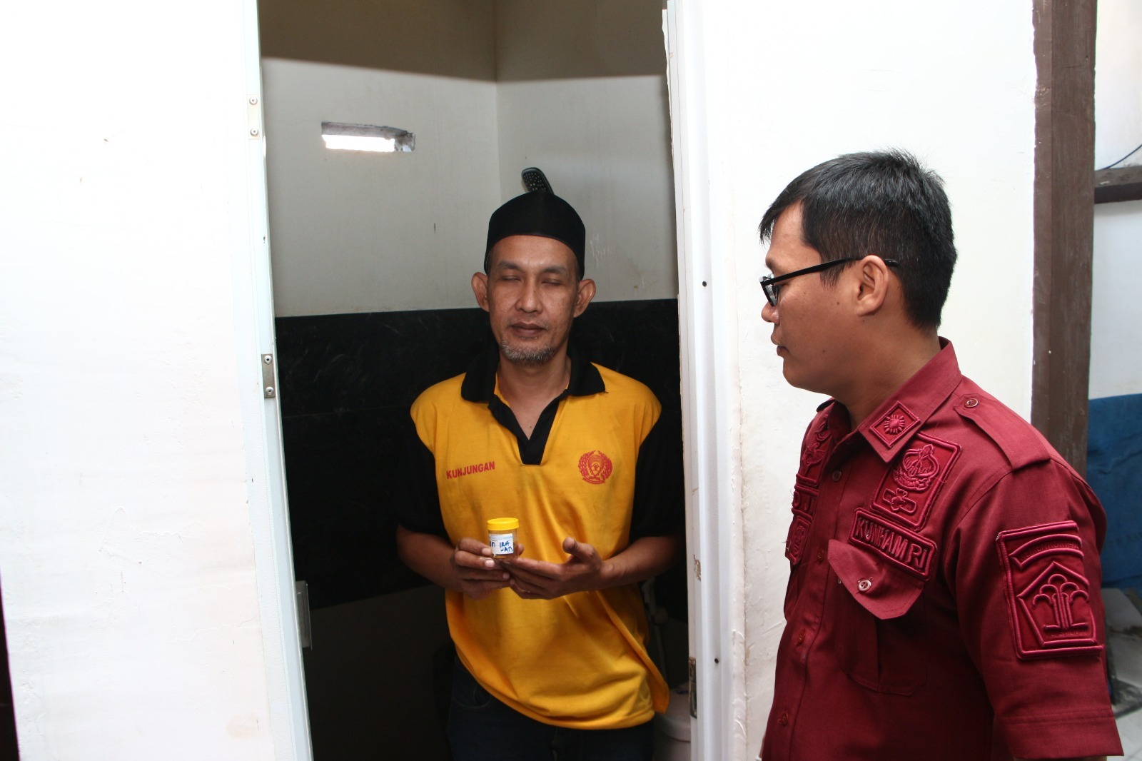 Tes urine acak di Lapas Madiun libatkan polisi dan dinkes. Semua warga binaan lolos dari narkoba. FOTO: LAPAS KELAS I MADIUN