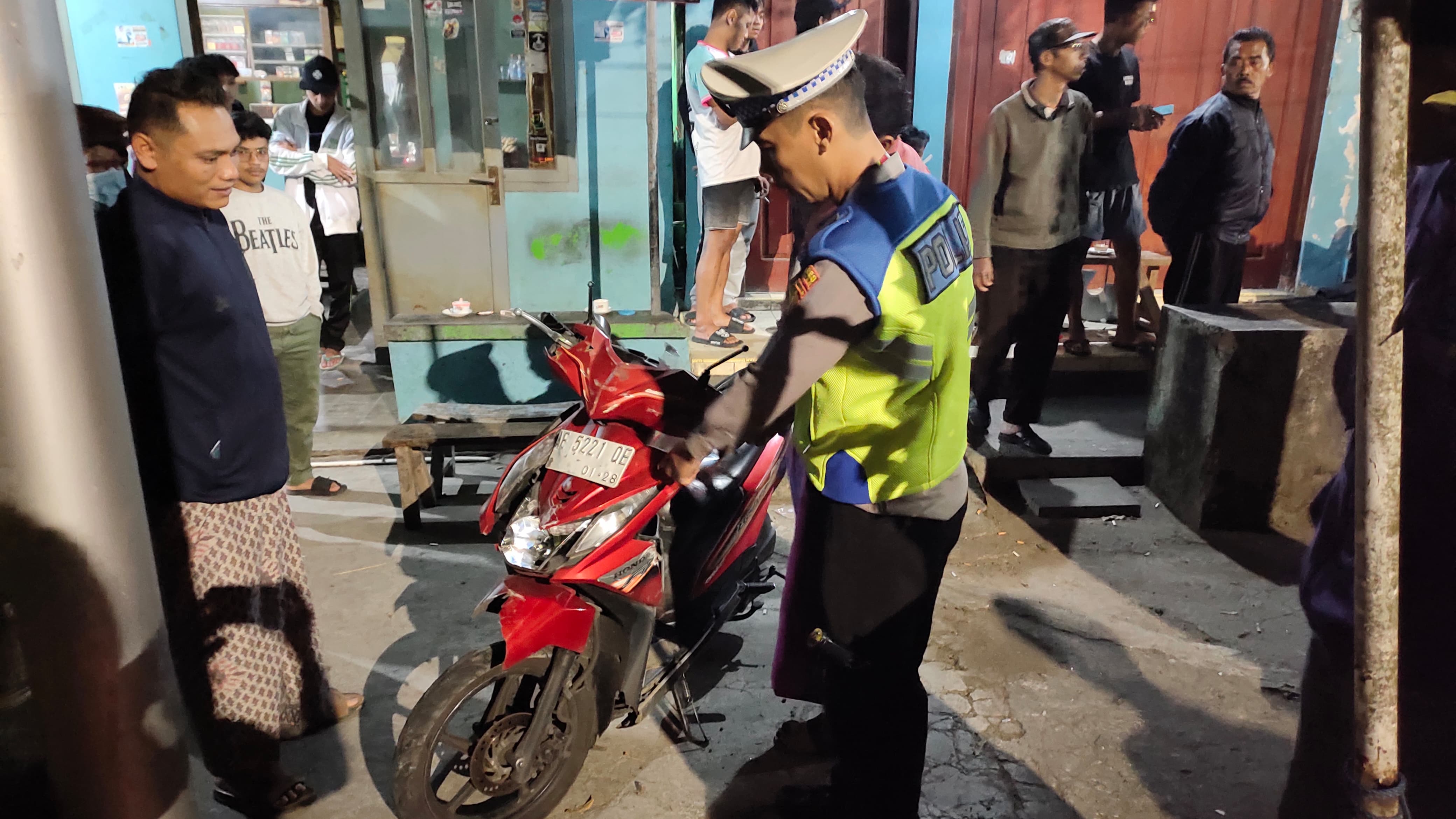 Polisi mengamankan sepeda motor korban yang mengalami kecelakaan di pertigaan Ngerong, Plaosan, Magetan pada Kamis (10/7) malam. FOTO: ISTIMEWA
