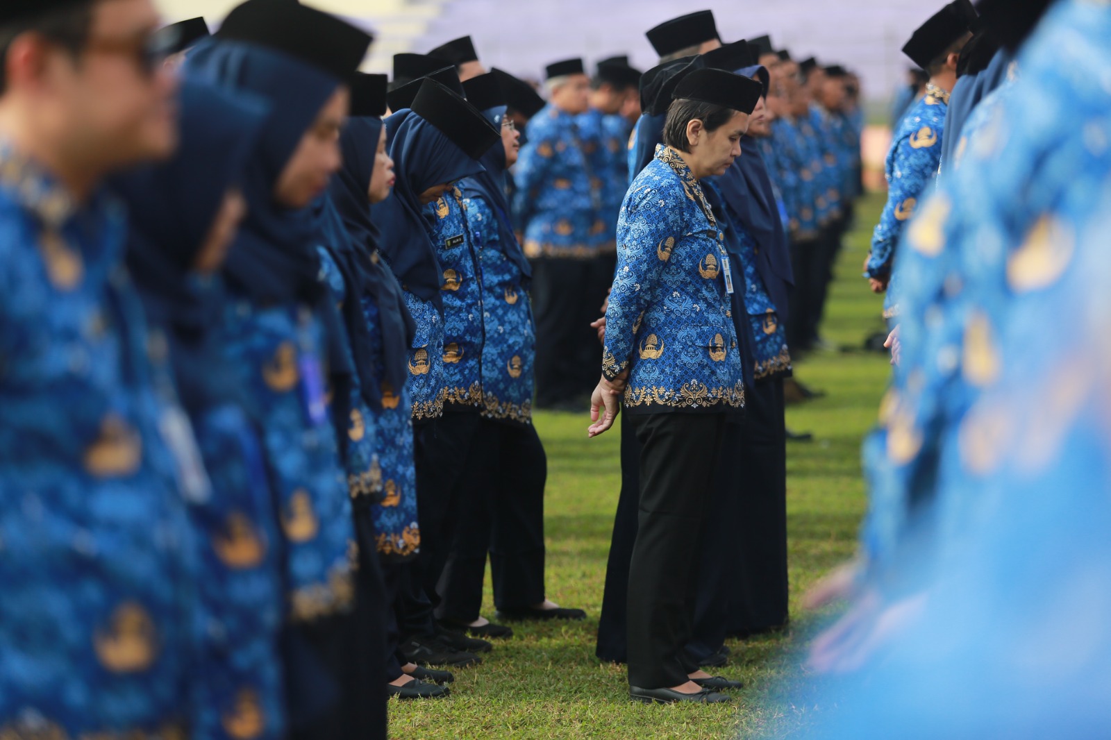 Para ASN Pemkot Madiun saat mengikuti kegiatan apel rutin. Sebagian di antara memasuki masa pensiun terhitung mulai September 2025 hingga Februari tahun depan. FOTO: BAGAS BIMANTARA/RADAR MADIUN