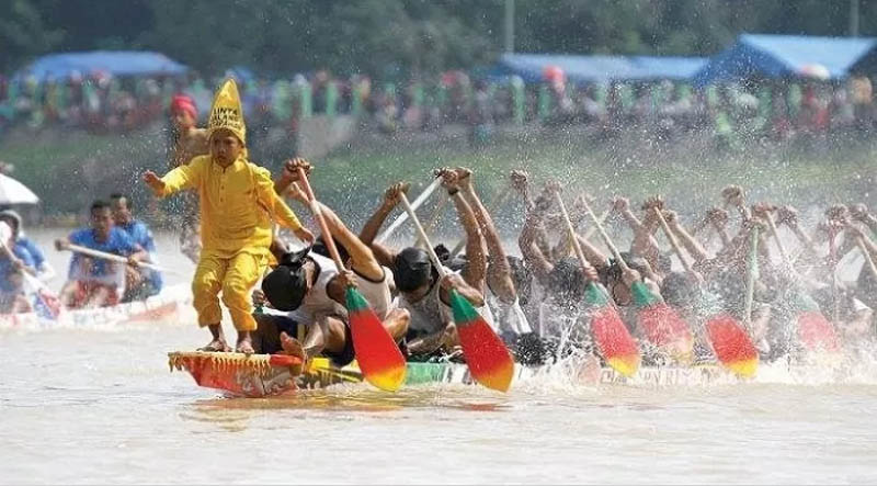 Seorang bocah tengah menari di lomba olahraga tradisional Pacu Jalur. Aksi Aura Farming yang dipopulerkan Dhika kini semakin mendunia usai viral di media sosial.