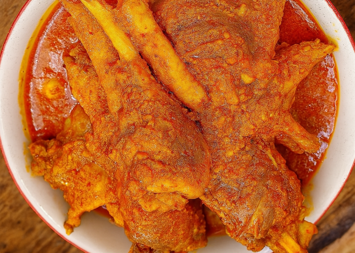Semangkuk gulai ayam kampung yang lezat.