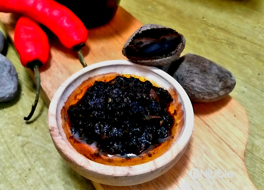 Sambal kluwek hadirkan sensasi pedas, legit, dan gurih dalam warna hitam khas.