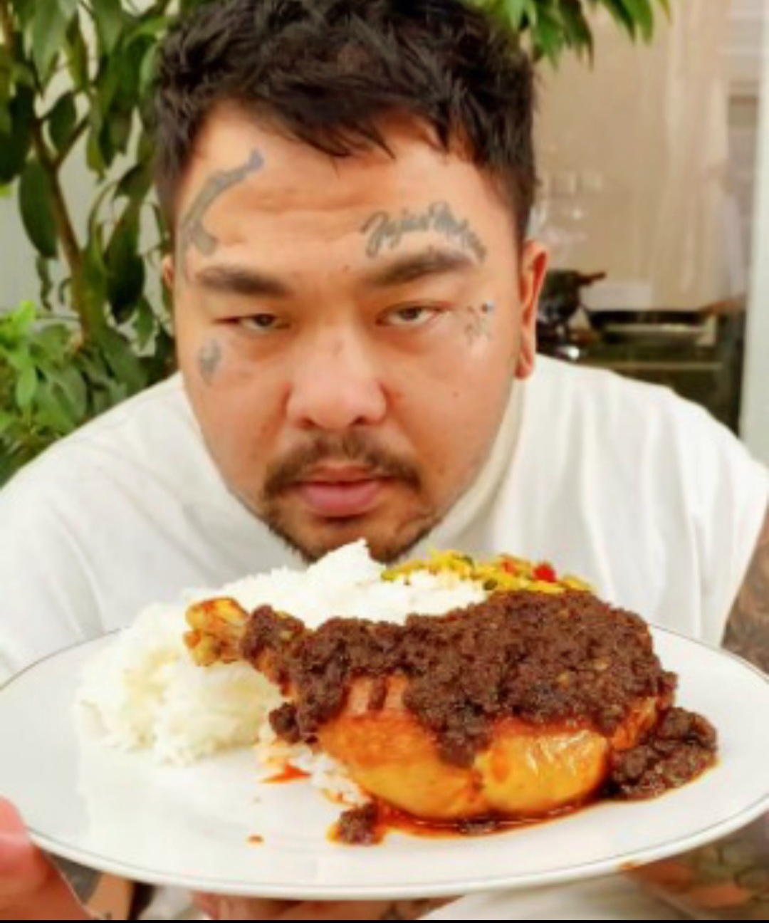 Bebek bumbu hitam ala King Abdi pakai bumbu instan soto dan rawon.