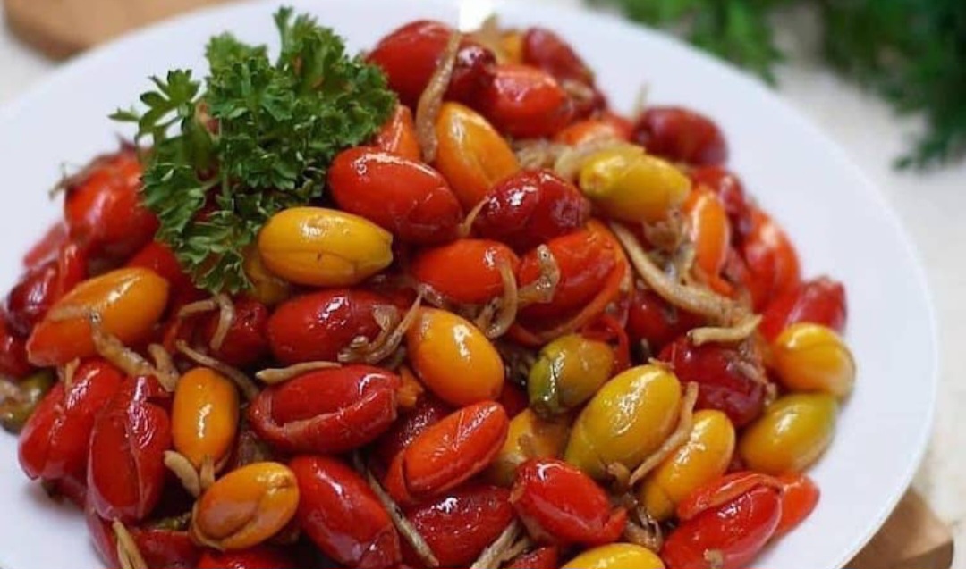 Tumis kulit melinjo dengan bawang putih, bawang merah, dan cabai rawit merah untuk sensasi pedas yang mantap.