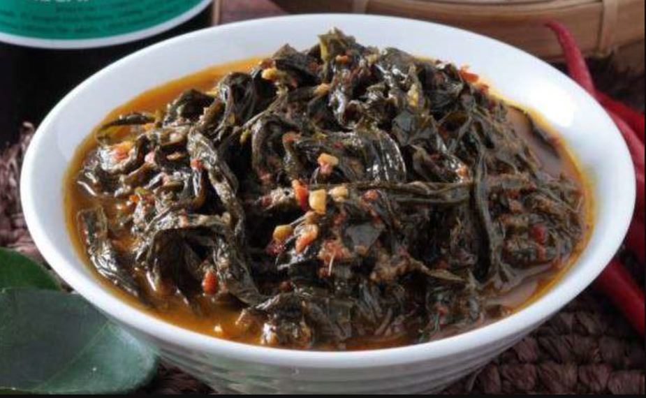 Gurih, pedas, dan aromanya bikin laper! Rendang daun singkong khas Minang ini wajib banget kamu coba di rumah. Nggak mahal, tapi rasanya mewah!