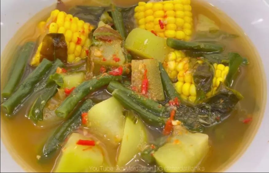 Bukan sayur asem biasa! Bumbu ulegnya pedas segar, aromanya wangi, dan rasanya nendang banget. Nasi bisa habis sebelum sadar.
