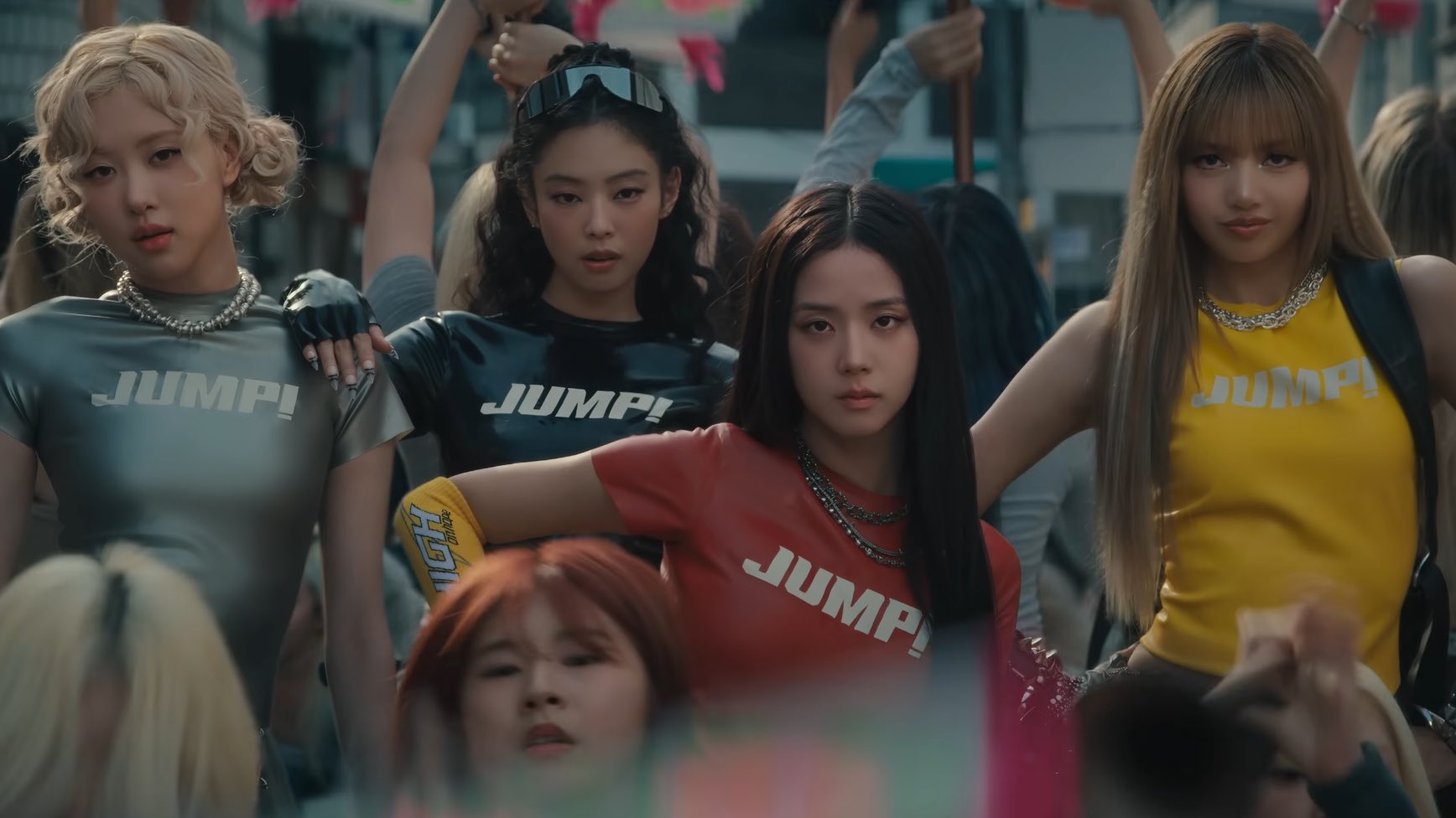 Penampilan Blackpink dalam videoklip JUMP.