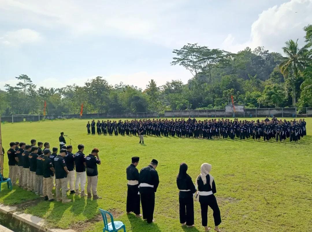 Para calon warga baru PSHT saat menjalani persiapan terakhir sebelum disahkan hari ini (11/7).