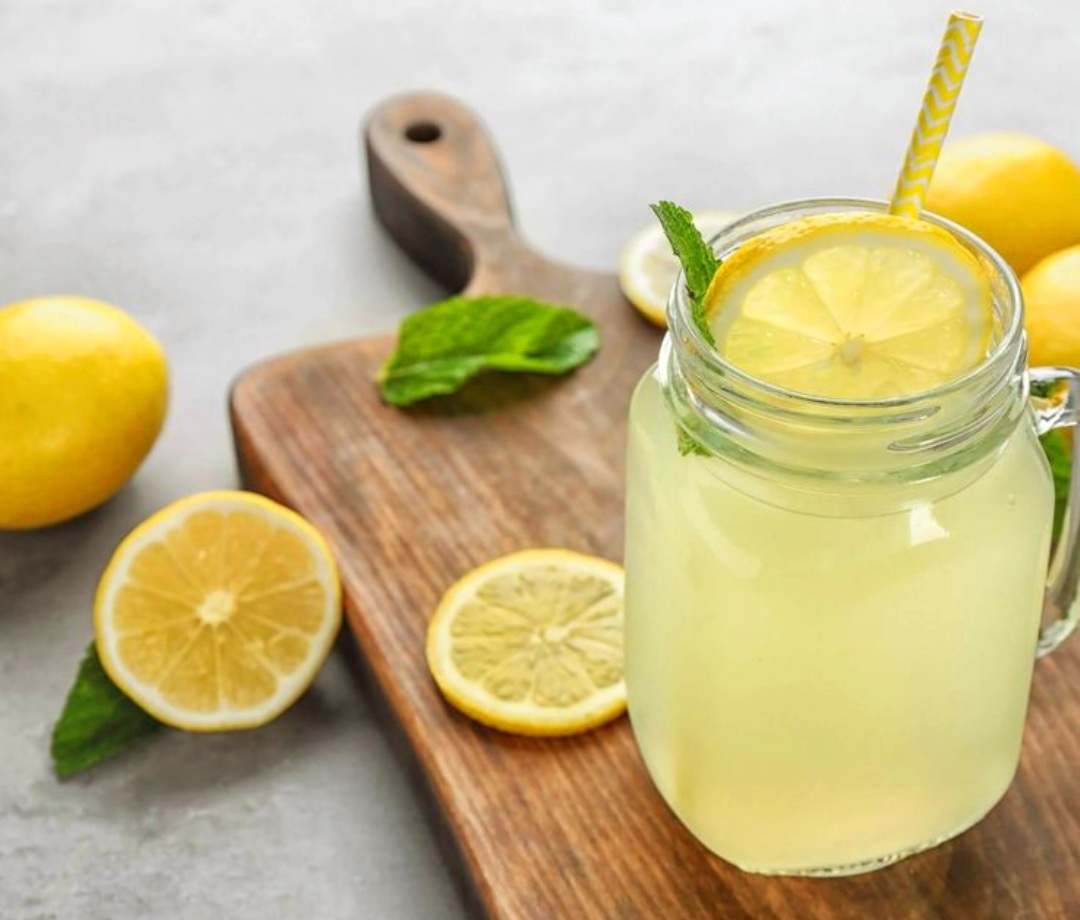 Air lemon merupakan salah satu minuman yang menyehatkan.