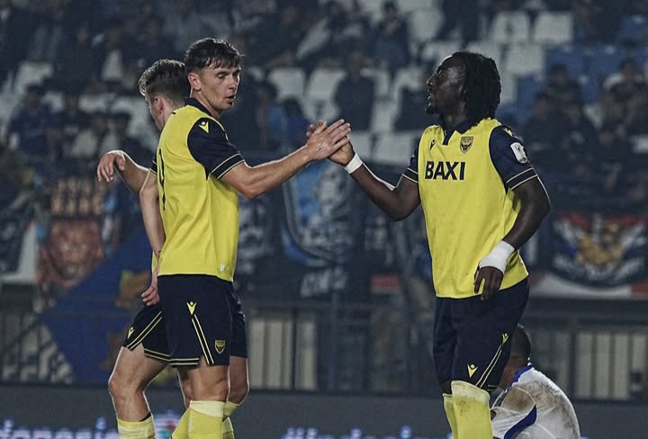 Oxford saat lawan Arema tadi malam.