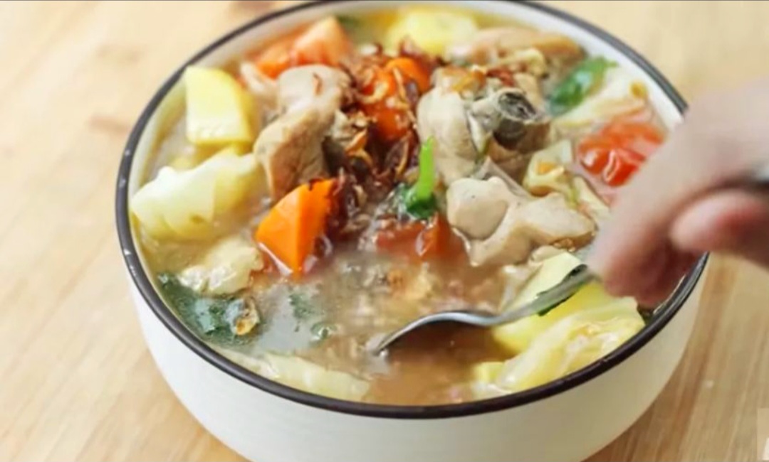 Sup ayam ala Devina Hermawan, gurih hangat dan sehat.