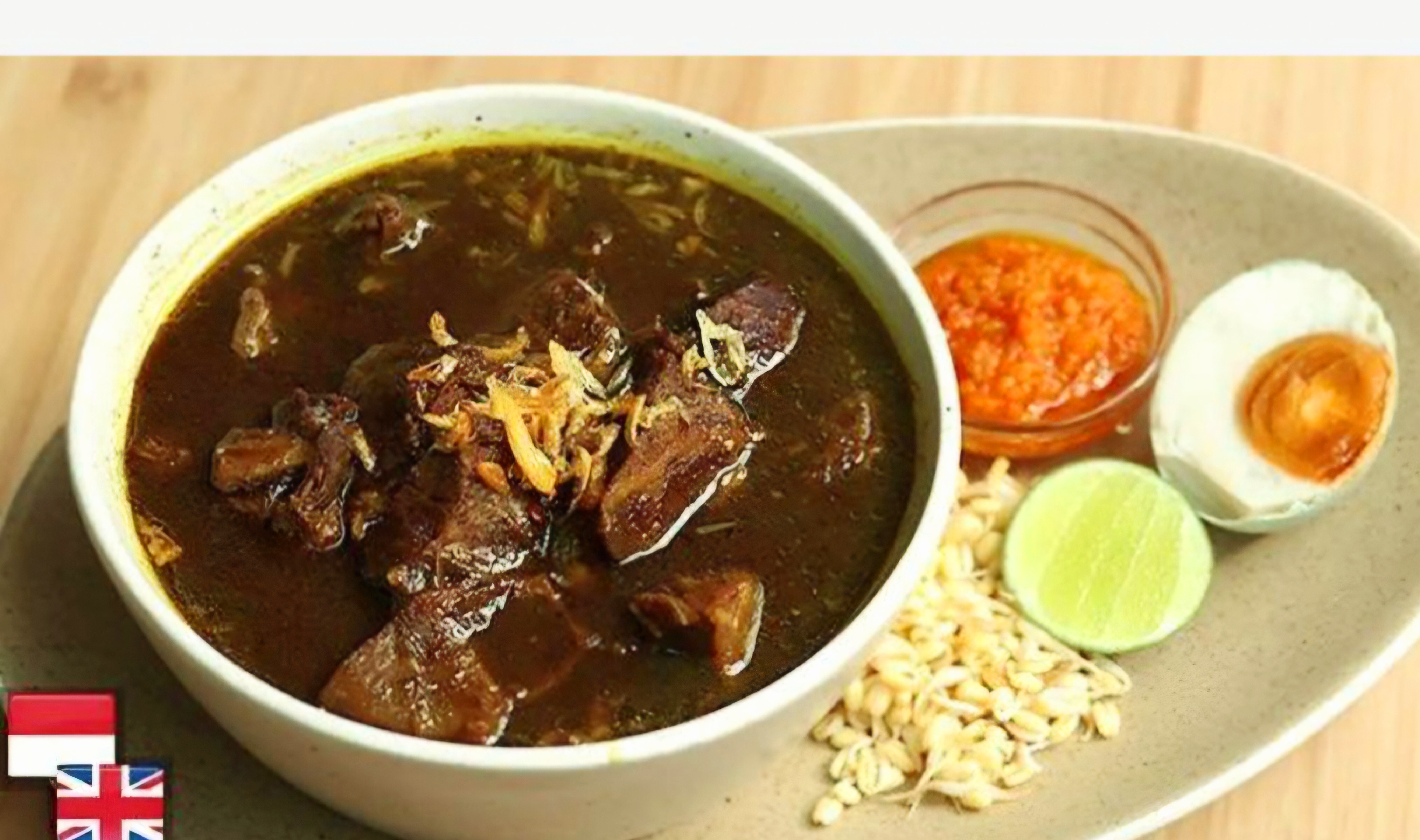 Rawon daging sapi ala Devina Hermawan dengan bumbu kluwek khas Jawa Timur.