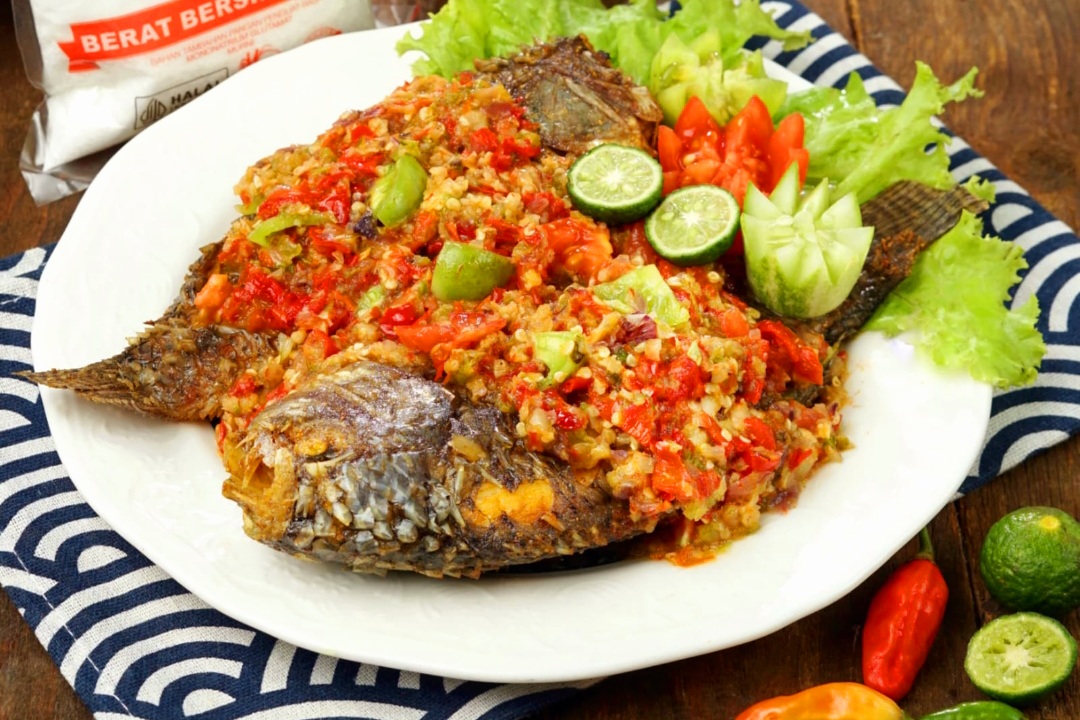 Sambal pecak khas Betawi pedas segar cocok untuk ikan gurame.