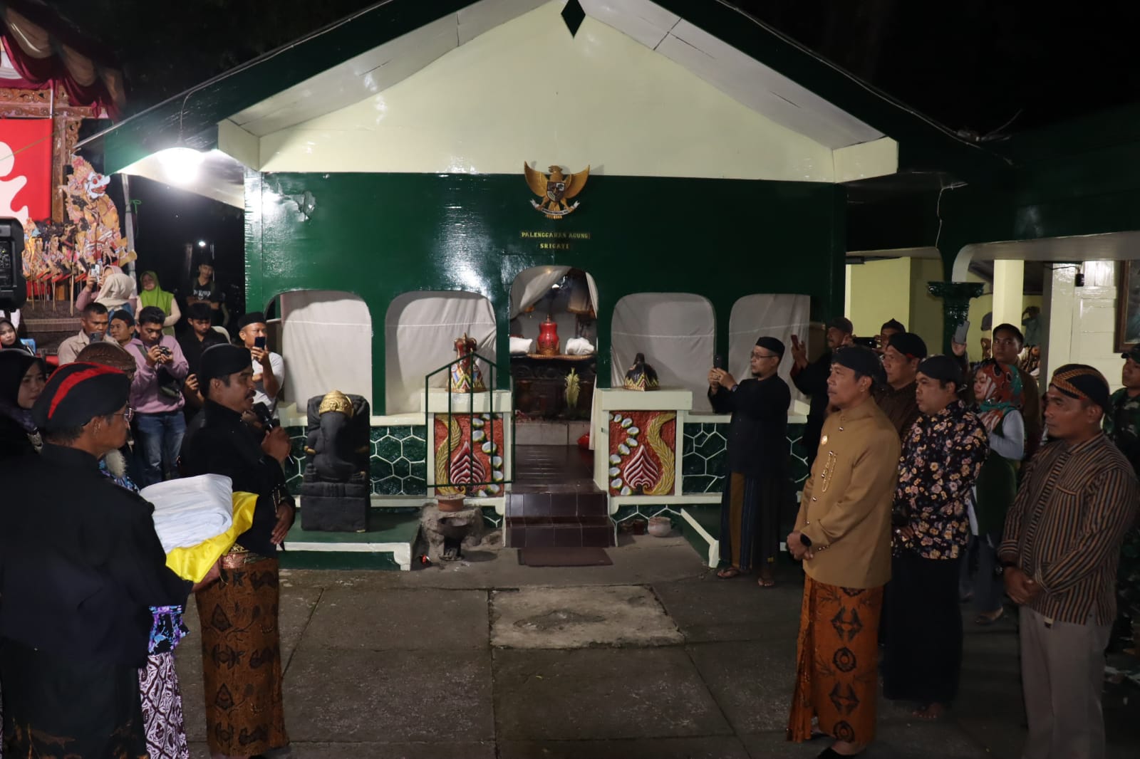 Tradisi sakral digelar khidmat di Palenggahan Agung Srigati, Kamis malam (10/6). PROKOPIM NGAWI UNTUK RADAR NGAWI