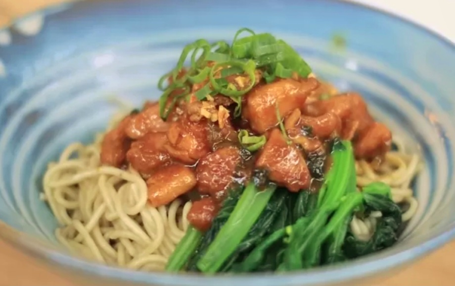 Mie ayam abang-abang ala Chef Devina Hermawan ini gurih, medok, dan komplet dengan ceker serta minyak bawang khas.
