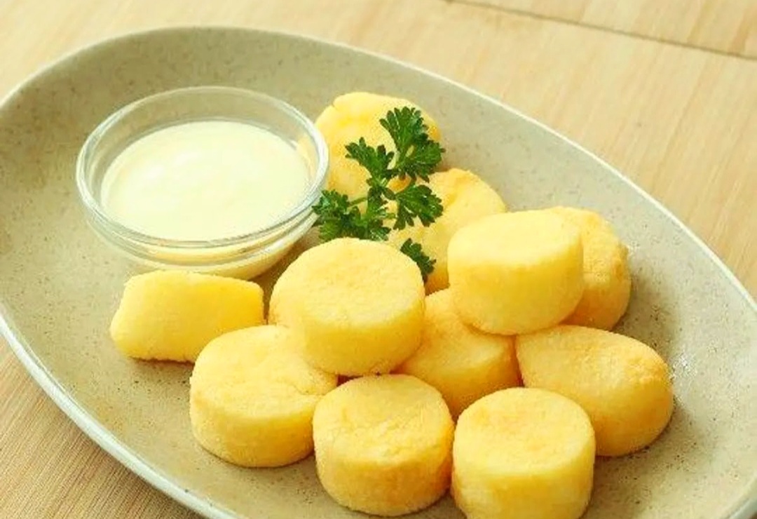 Tahu krispi Singapore ala Devina Hermawan ini lembut di dalam dan garing di luar.