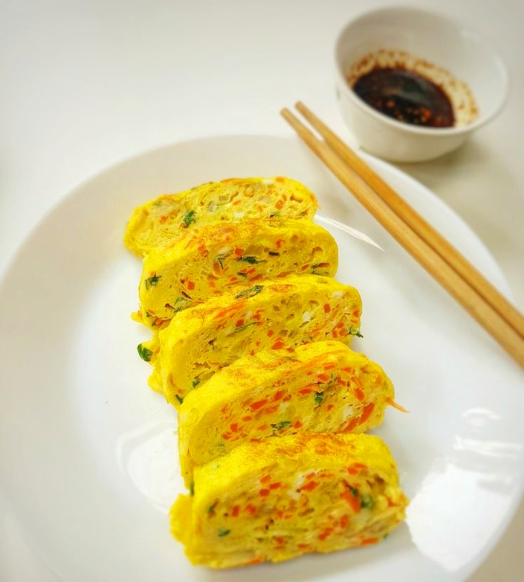 Telur gulung Korea atau gyeran mari, resep simpel 10 menit untuk sarapan praktis.