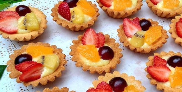 Ilustrasi tart buah yang segar.