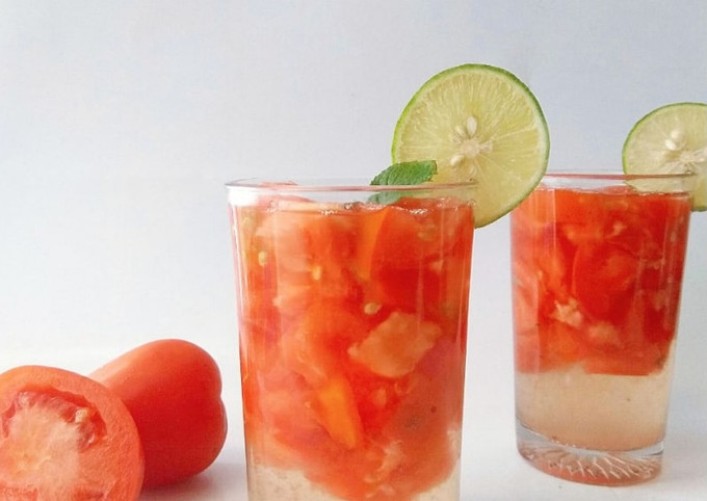 Ilustrasi wedang tomat yang kaya vitamin C.