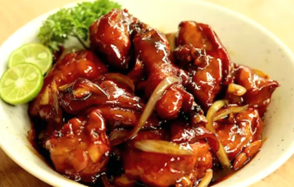 Ayam goreng mentega ala Chef Devina Hermawan, rasanya gurih manis dan aromanya menggoda.