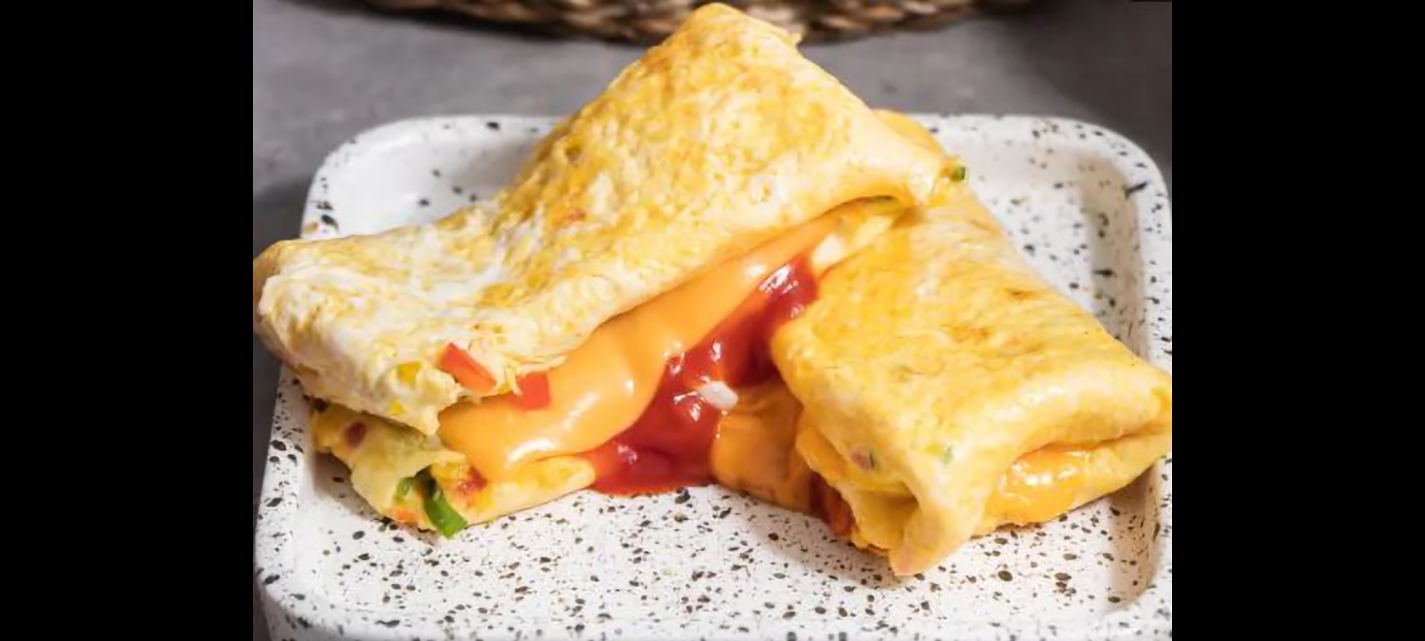 Telur dadar keju tomat simpel dan lezat.